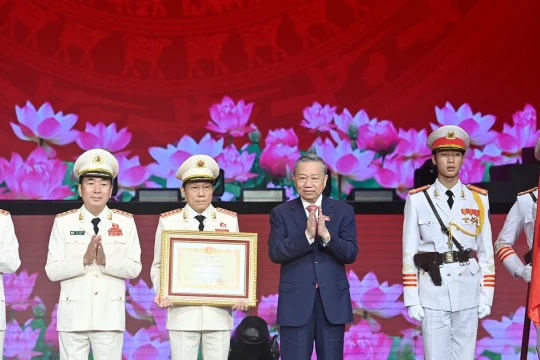 [Ảnh] Tổng Bí thư Tô Lâm trao Huân chương Sao Vàng tặng Công an nhân dân Việt Nam