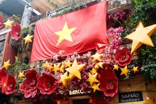 Giới trẻ vượt trăm cây số về Hà Nội check-in phố phường rợp cờ đỏ sao vàng