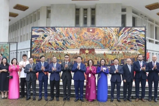 Triển lãm 17 tác phẩm sơn mài khổ lớn “Mùa Xuân Độc lập”