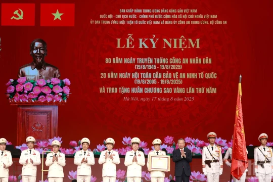 Tấm huân chương cao quý và ánh sáng soi đường