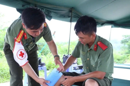 Những thầy thuốc mang hai màu áo