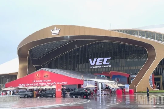 Triển lãm thành tựu đất nước mở cửa miễn phí phục vụ nhân dân