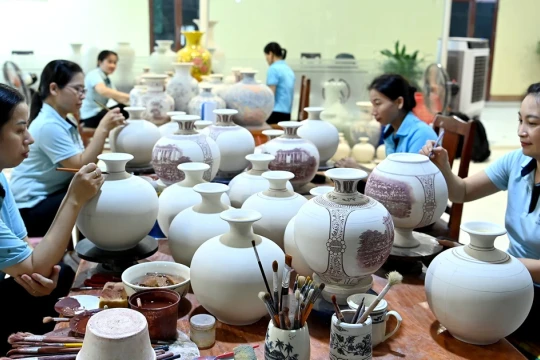 [Ảnh] Nghệ nhân Chu Đậu hối hả sản xuất gốm quà tặng nhân kỷ niệm 80 năm Cách mạng Tháng Tám và Quốc khánh 2/9