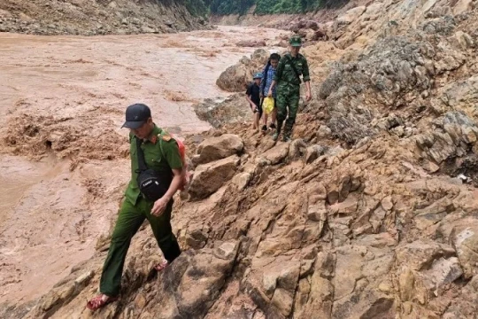 Bản lĩnh, trách nhiệm của Công an xã trong lũ dữ miền tây Nghệ An