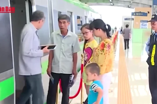 [Video] Tàu điện Hà Nội chạy thêm giờ phục vụ khách dịp Quốc khánh