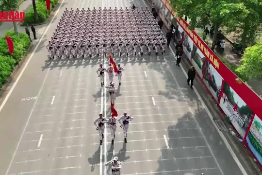 [Video] Người dân Thủ đô chào đón các khối tổng hợp luyện diễu binh, diễu hành lần thứ nhất của sự kiện A80