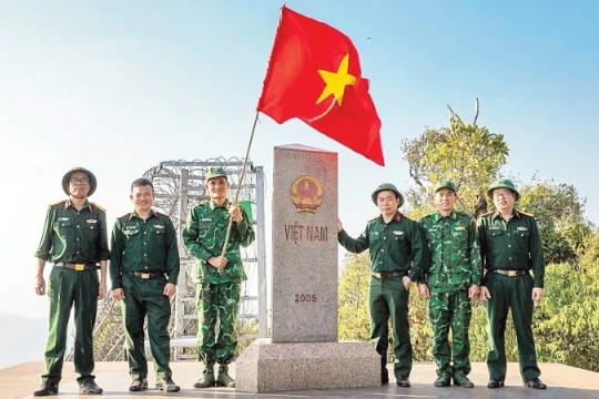 Những dấu chân vẽ dáng hình đất nước