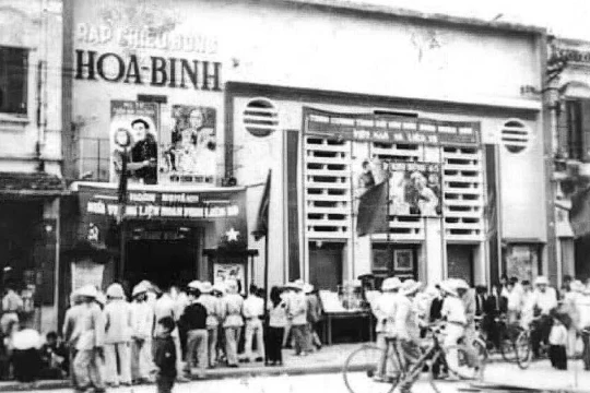 Xem văn nghệ thời thiếu khó