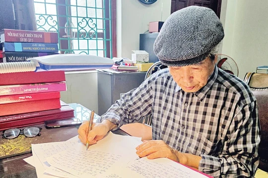 Người "cần mẫn cuốc cày" trên "cánh đồng hậu chiến"