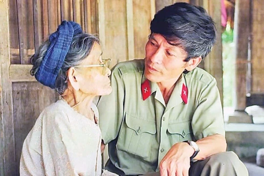 Đất nước lấp lánh trong khóe mắt mẹ