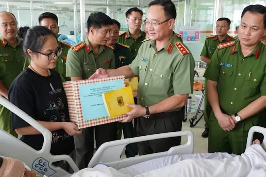 Lãnh đạo Bộ Công an thăm cán bộ Công an Hà Nội bị thương khi làm nhiệm vụ