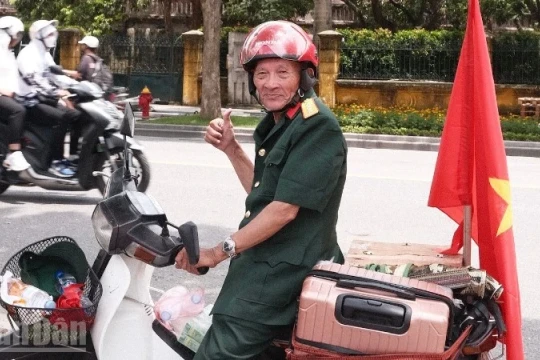 Cụ ông "trốn vợ" vào nam, ra bắc đã đến Hà Nội để xem diễu binh