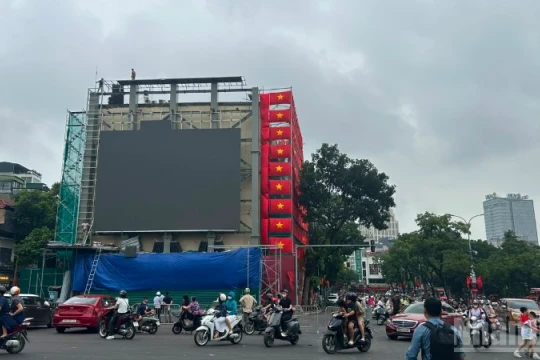 Hà Nội khẩn trương lắp đặt màn hình LED phục vụ nhân dân theo dõi sự kiện A80