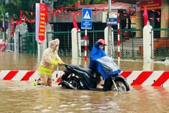 Công an Hà Nội giúp người dân trong mưa bão