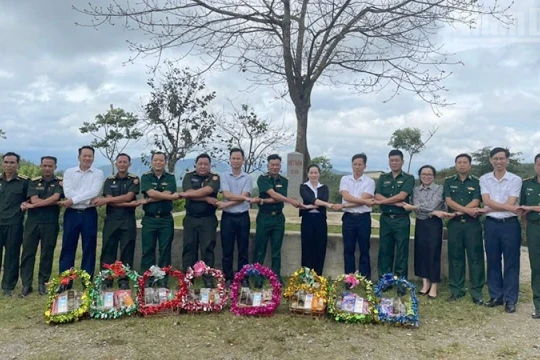 Bộ đội Biên phòng Sơn La tặng đồ dùng học tập cho học sinh Lào