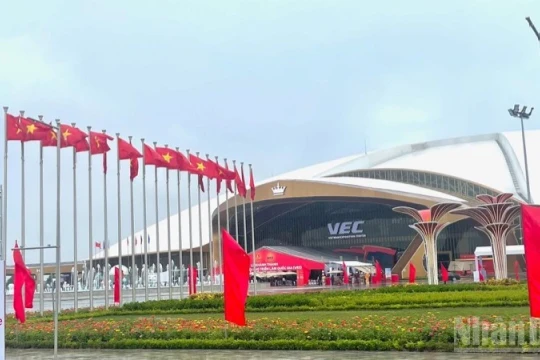 Triển lãm "95 năm Cờ Đảng soi đường" tái hiện từng mốc son chói lọi của Đảng Cộng sản Việt Nam