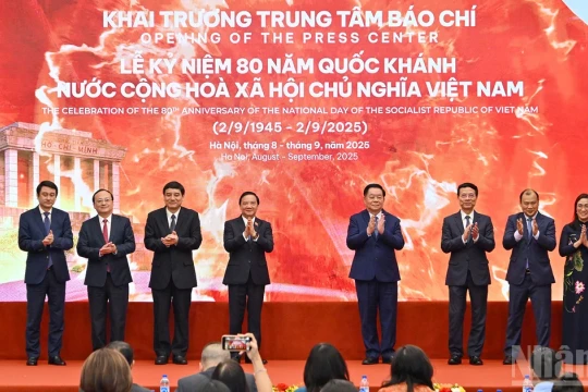 [Ảnh] Khai trương Trung tâm Báo chí và phát hành đặc biệt bộ tem bưu chính kỷ niệm 80 năm Quốc khánh
