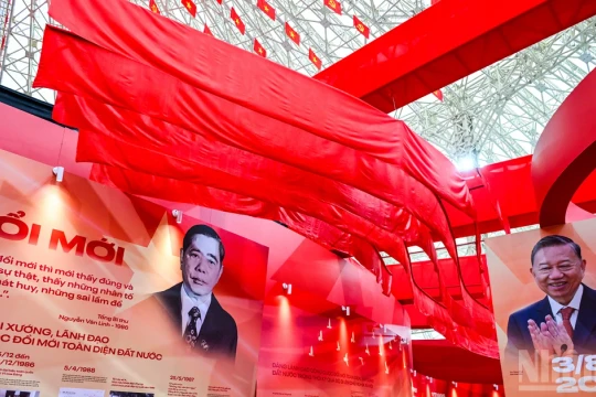 [Ảnh] Rực rỡ sắc đỏ triển lãm 95 năm Cờ Đảng soi đường trước giờ khai mạc