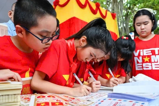 Người dân xếp hàng tham gia Triển lãm “80 năm rạng rỡ non sông - Con đường Độc lập”