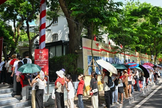 [Ảnh] Người dân xếp hàng háo hức nhận ấn phẩm đặc biệt của Báo Nhân Dân