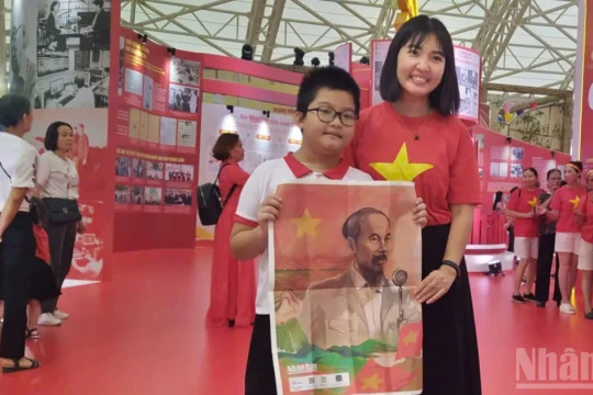 [Ảnh] Bạn đọc nô nức nhận phụ san 80 năm Quốc khánh của Báo Nhân Dân tại Triển lãm thành tựu đất nước
