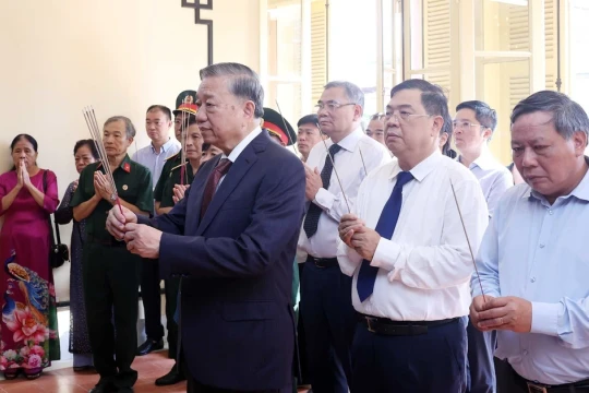 [Ảnh] Tổng Bí thư Tô Lâm dâng hương và thăm nơi Chủ tịch Hồ Chí Minh soạn thảo “Tuyên ngôn Độc lập”