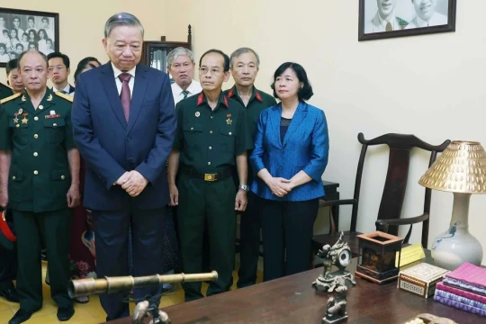 Tổng Bí thư Tô Lâm dâng hương tưởng niệm tại Di tích nhà số 48 phố Hàng Ngang