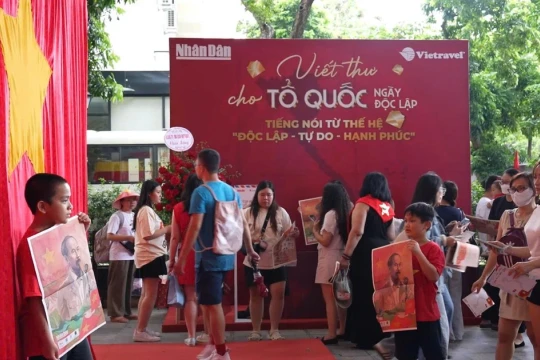 [Video] Xúc động và tự hào tại triển lãm “80 năm rạng rỡ non sông – Con đường Độc lập”