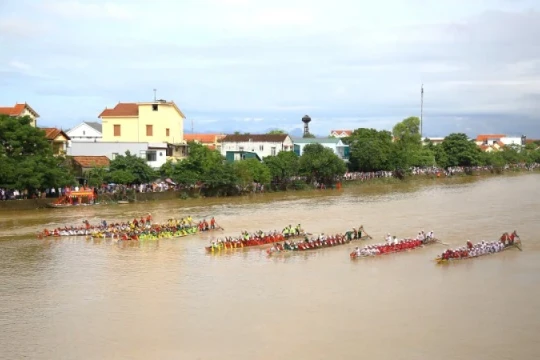 Đua thuyền truyền thống trên sông Kiến Giang mừng Quốc khánh 2/9