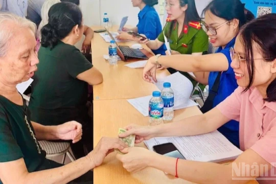 Hà Nội kịp thời trao quà Quốc khánh 2/9 tới người dân