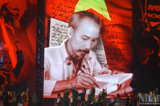 [Ảnh] Người dân Thành Hồ Chí Minh dành tình cảm hướng về chào mừng kỷ niệm 80 năm Cách mạng Tháng Tám thành công và Quốc khánh 2/9