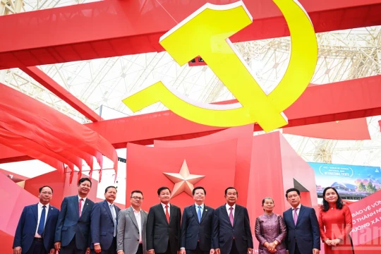 [Ảnh] Tổng Bí thư, Chủ tịch nước Lào Thongloun Sisoulith và Chủ tịch Đảng Nhân dân Campuchia, Chủ tịch Thượng viện Campuchia Hun Sen thăm Triển lãm 95 năm Cờ Đảng soi đường