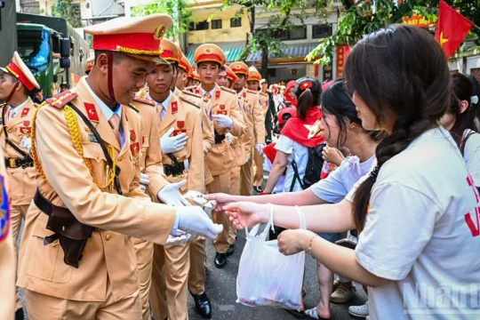 [Ảnh] Các khối diễu binh bịn rịn chia tay người dân sau khi hoàn thành nhiệm vụ A80