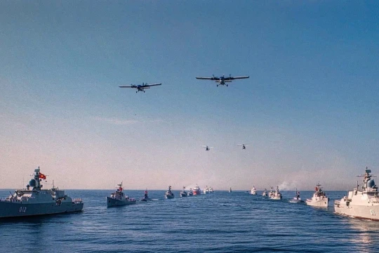 [Ảnh] Diễu binh các lực lượng vũ trang trên biển