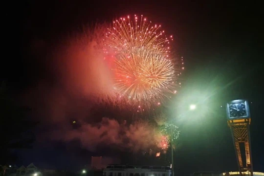 Người dân Bắc Ninh hào hứng với các màn pháo hoa mãn nhãn