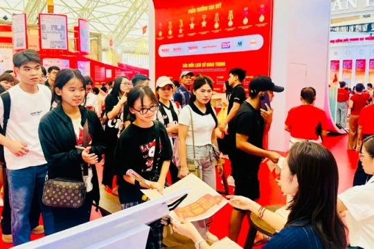 Triển lãm “Báo Nhân Dân - Tiếng nói của Đảng, Nhà nước và nhân dân Việt Nam” thu hút đông đảo công chúng