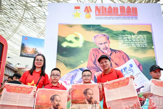 [Ảnh] Hàng nghìn người xếp hàng nhận phụ san đặc biệt Báo Nhân Dân sau đại lễ