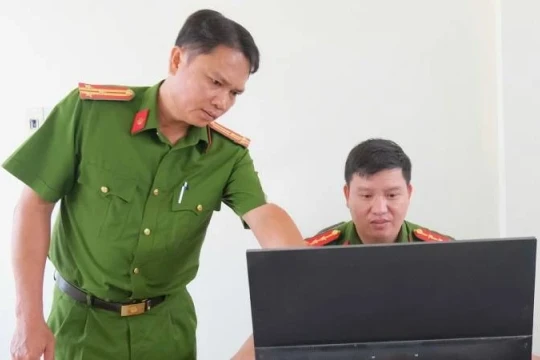 Người chỉ huy nặng tình với quê hương