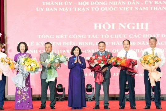 Hà Nội khen thưởng các tập thể, cá nhân có thành tích trong hoạt động kỷ niệm 80 năm Ngày Quốc khánh