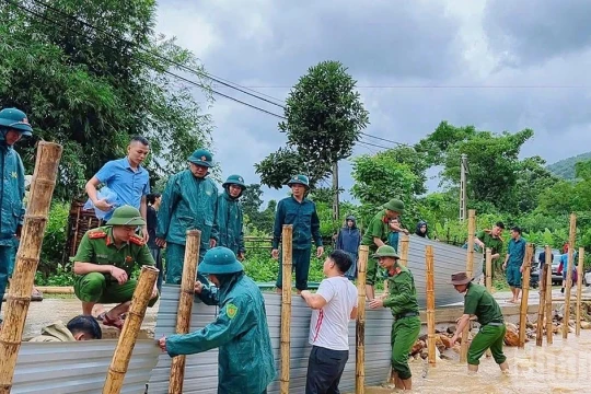 [Ảnh] Công an Nghệ An chung tay khắc phục hậu quả sau bão số 10