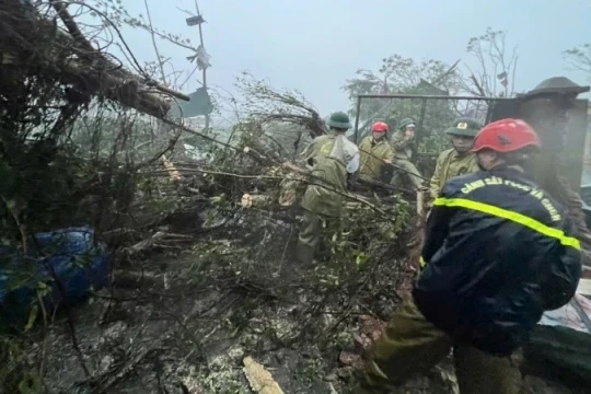 Công an Thanh Hóa thâu đêm giúp dân ứng phó với bão số 10