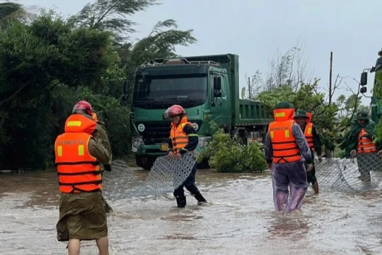 [Ảnh] Nhiều nơi tại tỉnh Ninh Bình bị ảnh hưởng nghiêm trọng do bão số 10