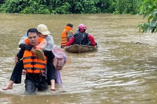 Cứu dân và giúp dân khắc phục hậu quả sau bão số 10, nhiệm vụ cấp bách của lực lượng công an