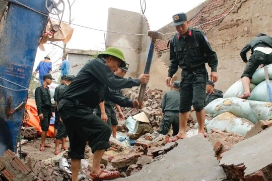 Cảnh sát Cơ động xuyên đêm giúp nhân dân trong bão số 10