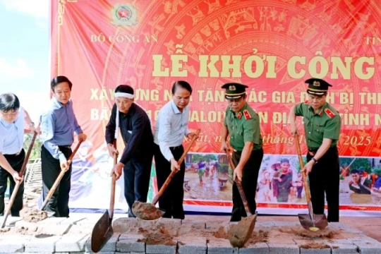 Xây nhà tặng các hộ gia đình bị thiệt hại do bão số 10 trên địa bàn tỉnh Ninh Bình