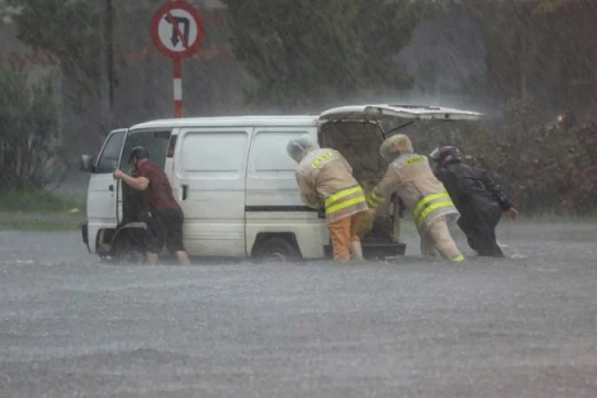 Hình ảnh đẹp của cán bộ, chiến sĩ Công an Hà Nội trong mưa bão