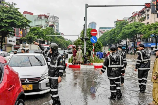 Cảnh sát Cơ động Hà Nội hỗ trợ người dân an toàn đi qua vùng nước ngập