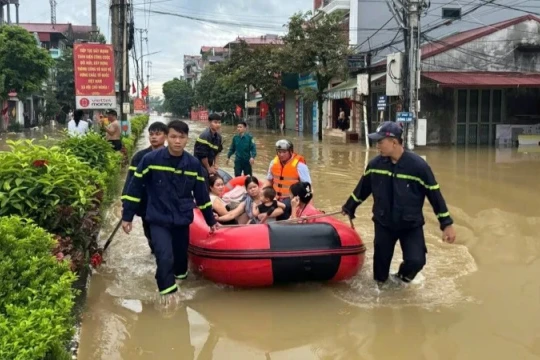 Công an tỉnh Lạng Sơn tích cực hỗ trợ nhân dân phòng chống mưa lũ