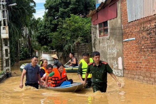 Cán bộ, chiến sĩ quân đội, công an sát cánh cùng người dân vùng lũ