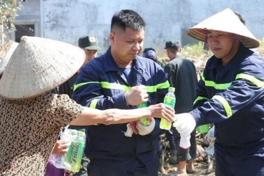 200 cán bộ, chiến sĩ Công an Hà Nội tiếp tục giúp nhân dân xã Đa Phúc dọn dẹp sau lũ